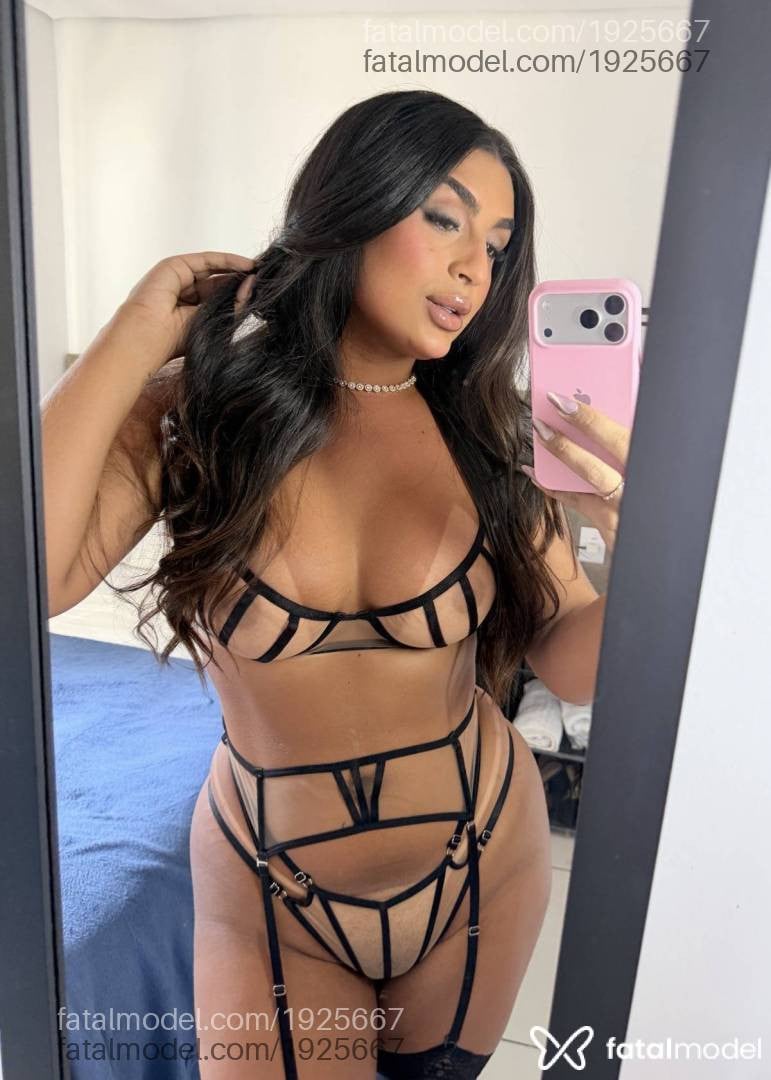 Acompanhante mulher trans com cabelo castanho de olhos pretos em Goiânia - Anny kaliffa