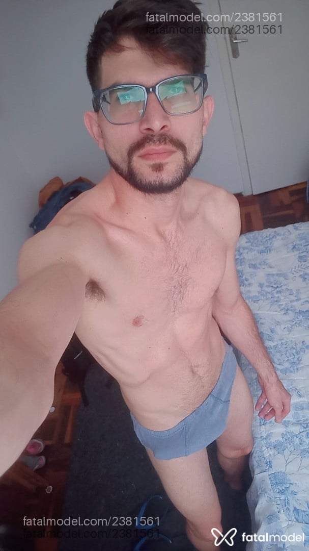Acompanhante homem com cabelo castanho de olhos castanhos em Curitiba Acompanhante homem com cabelo castanho de olhos castanhos em Curitiba - Josué Salazar
