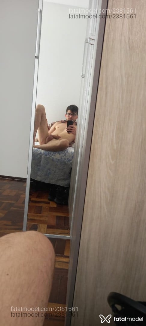 Acompanhante homem com cabelo castanho de olhos castanhos em Curitiba Acompanhante homem com cabelo castanho de olhos castanhos em Curitiba - Josué Salazar