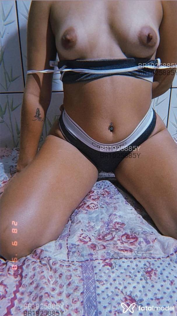 Acompanhante mulher com cabelo castanho de olhos castanhos em Confresa - Issasilva