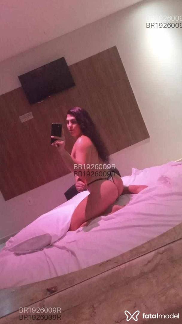 Acompanhante mulher trans morena (o) de olhos pretos - Mirella