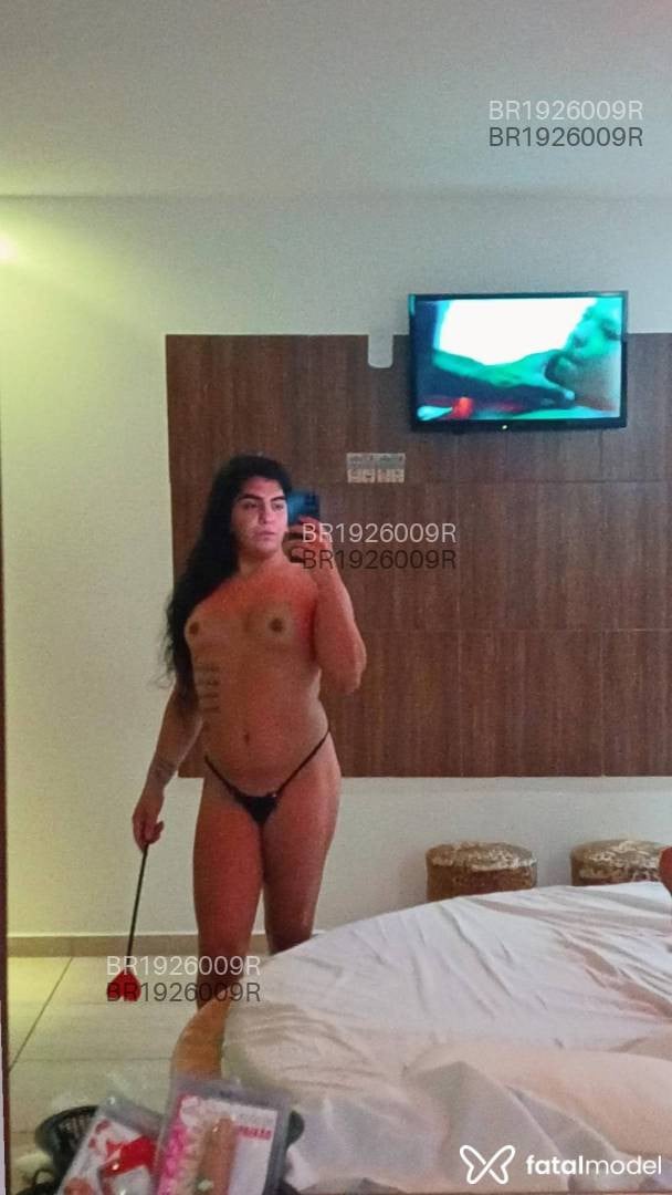 Acompanhante mulher trans morena (o) de olhos pretos - Mirella