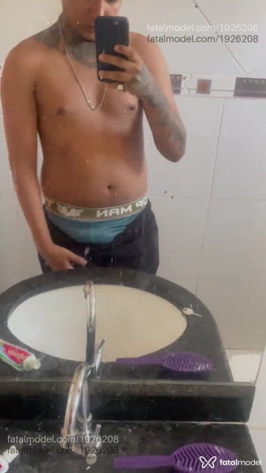 Acompanhante homem com cabelo colorido de olhos castanhos em Brasília - Lucas