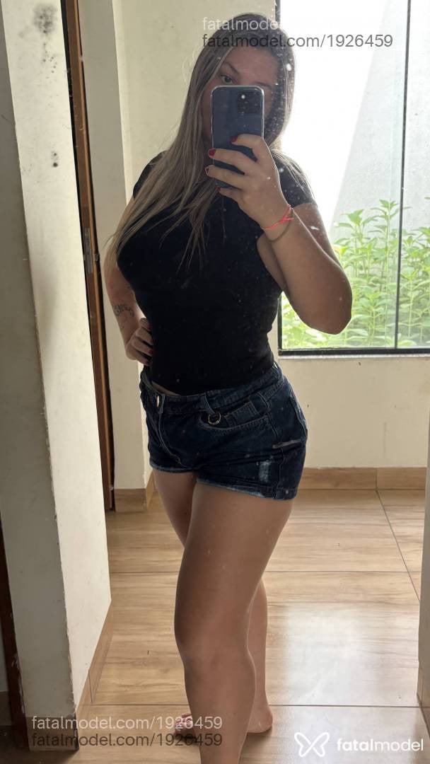 Acompanhante mulher loira (o) de olhos castanhos - Bruna
