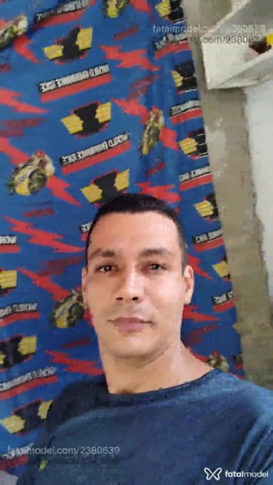 Acompanhante homem com cabelo castanho de olhos pretos - Paulo Vieira