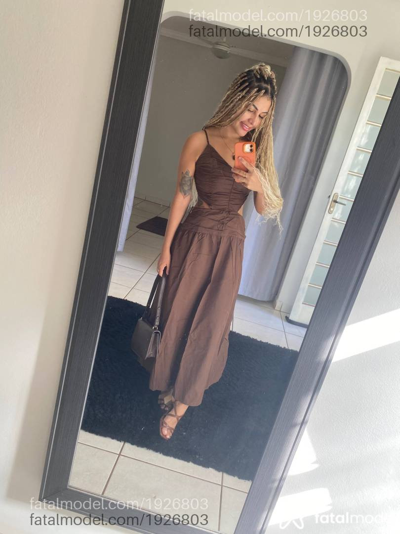 Acompanhante mulher com cabelo castanho de olhos castanhos - Mel