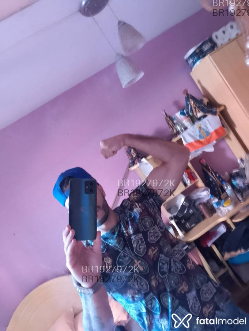 Acompanhante homem com cabelo castanho de olhos castanhos em Virtual - Denweranonimo