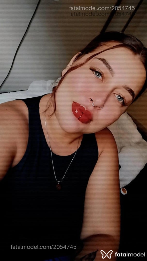 Acompanhante mulher ruiva (o) de olhos azuis - Lótus