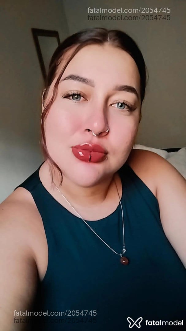 Acompanhante mulher ruiva (o) de olhos azuis - Lótus