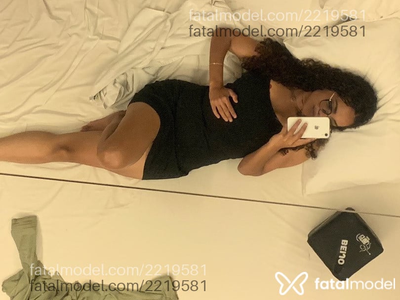 Acompanhante mulher morena (o) de olhos castanhos - Lauana Acompanhante mulher morena (o) de olhos castanhos - Lauana