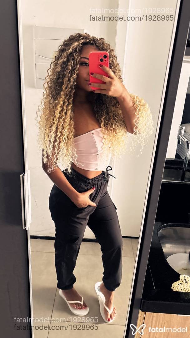 Acompanhante mulher com cabelo castanho de olhos castanhos - Beatriz cavalcante