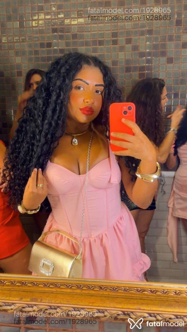 Acompanhante mulher com cabelo castanho de olhos castanhos - Beatriz cavalcante