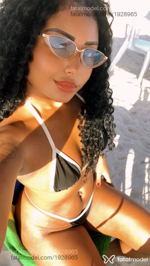 Acompanhante mulher com cabelo castanho de olhos castanhos - Beatriz cavalcante