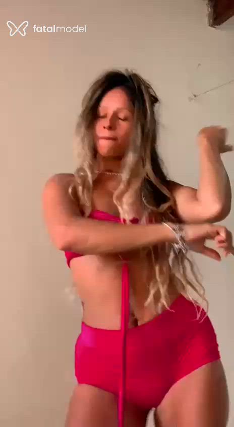 Acompanhante mulher loira (o) de olhos castanhos - Diana