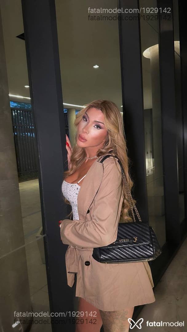 Acompanhante mulher trans morena (o) de olhos mel - Ester