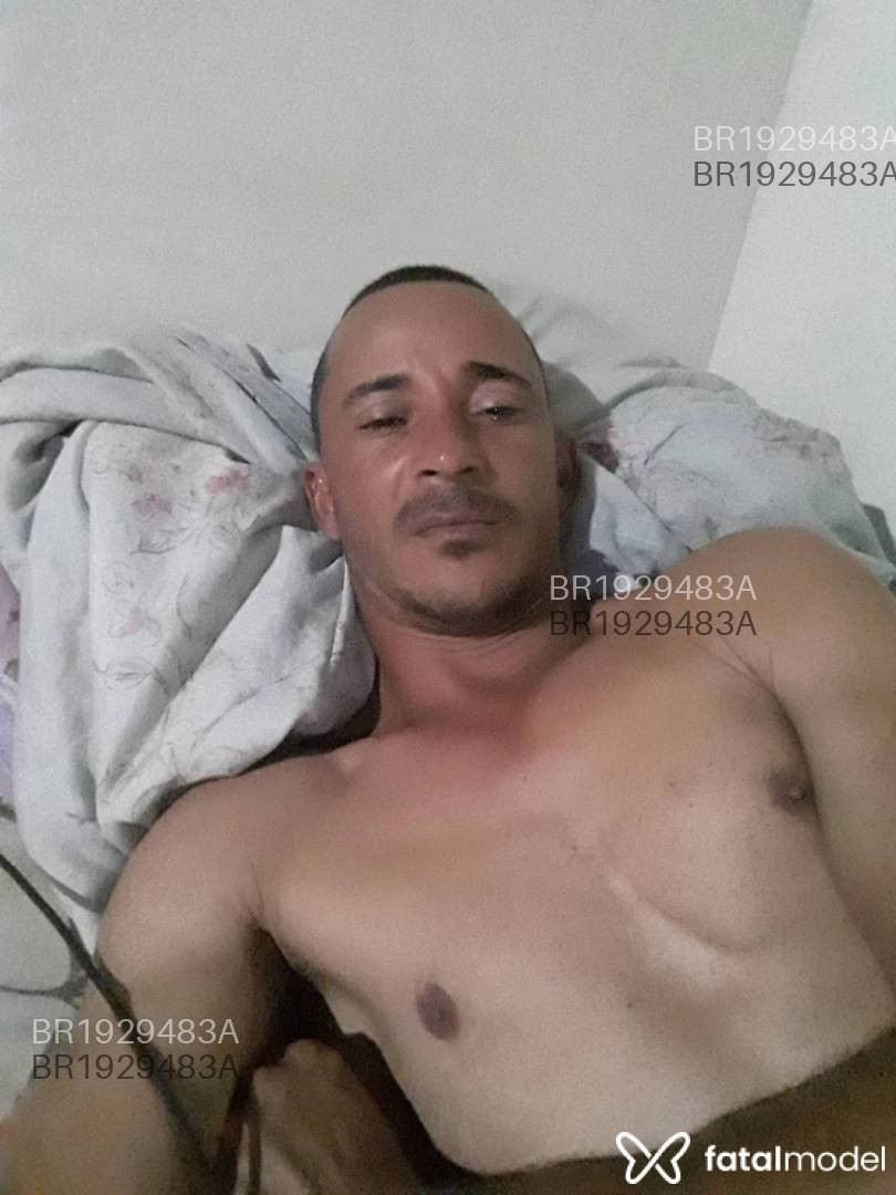 Acompanhante homem com cabelo grisalho de olhos castanhos em Virtual Acompanhante homem com cabelo grisalho de olhos castanhos em Virtual - Martins