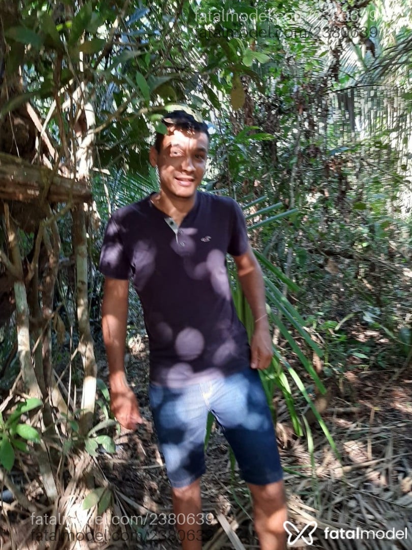 Acompanhante homem com cabelo castanho de olhos pretos - Paulo Vieira