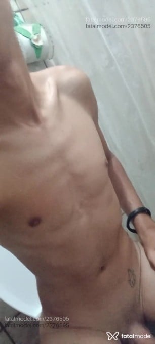 Acompanhante homem com cabelo grisalho de olhos pretos - Lady Killah