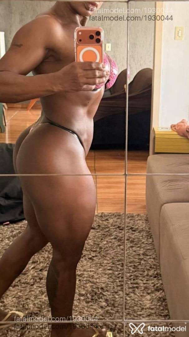 Acompanhante mulher morena (o) de olhos pretos - Majubombom