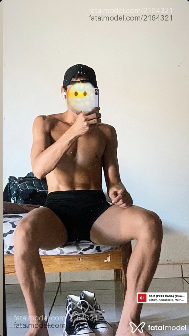 Acompanhante homem com cabelo castanho de olhos castanhos - Ottávio Acompanhante homem com cabelo castanho de olhos castanhos - Ottávio