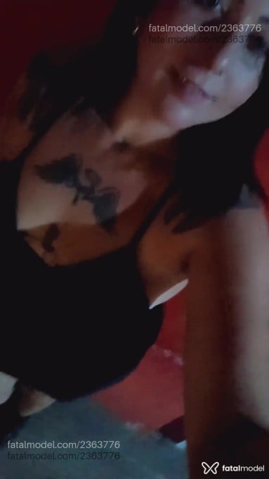 Acompanhante mulher morena (o) de olhos mel em Virtual Acompanhante mulher morena (o) de olhos mel em Virtual - Agata