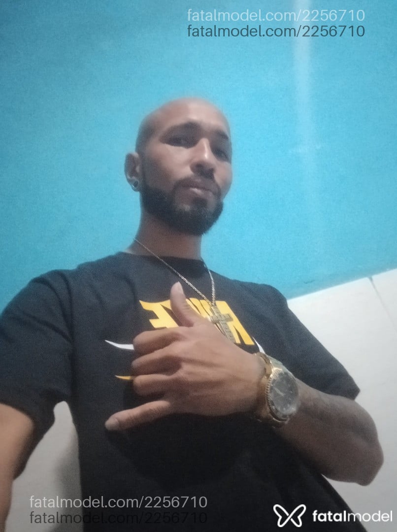 Acompanhante homem sem cabelo de olhos castanhos - Jesus Acompanhante homem sem cabelo de olhos castanhos - Jesus