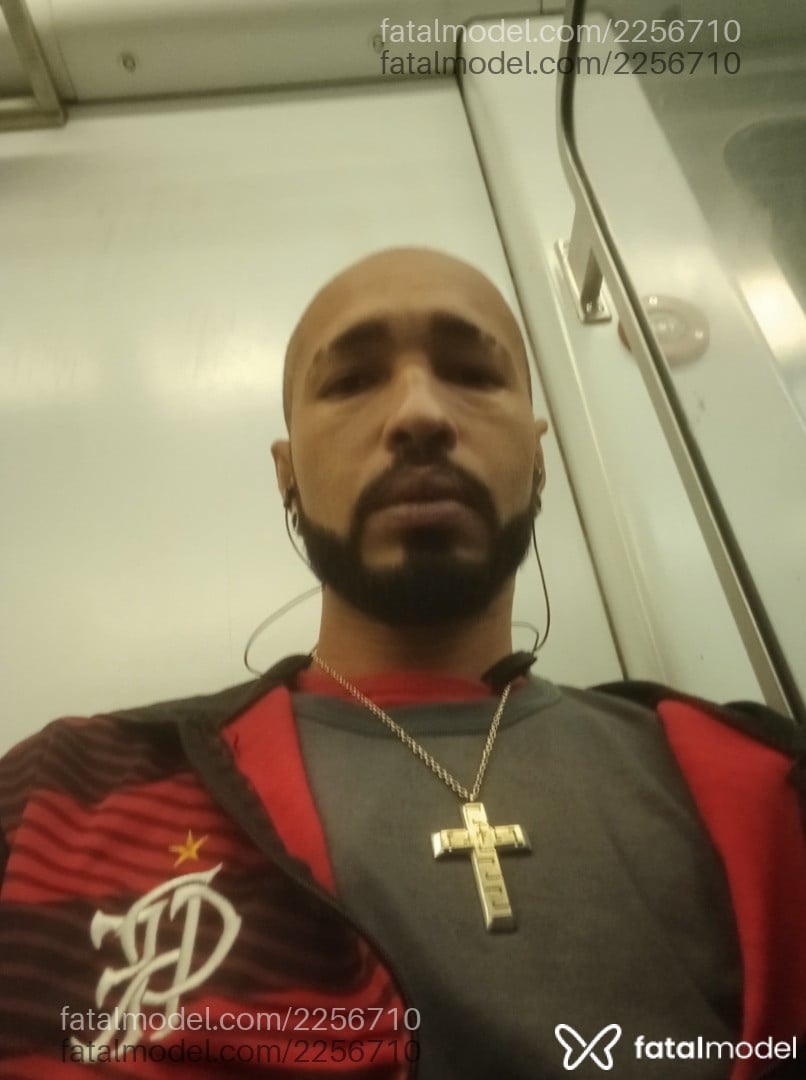 Acompanhante homem sem cabelo de olhos castanhos - Jesus Acompanhante homem sem cabelo de olhos castanhos - Jesus