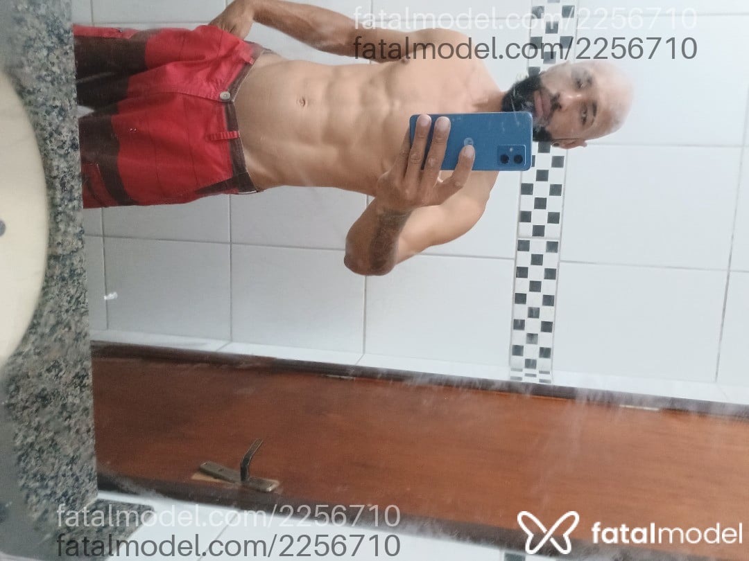 Acompanhante homem sem cabelo de olhos castanhos - Jesus Acompanhante homem sem cabelo de olhos castanhos - Jesus
