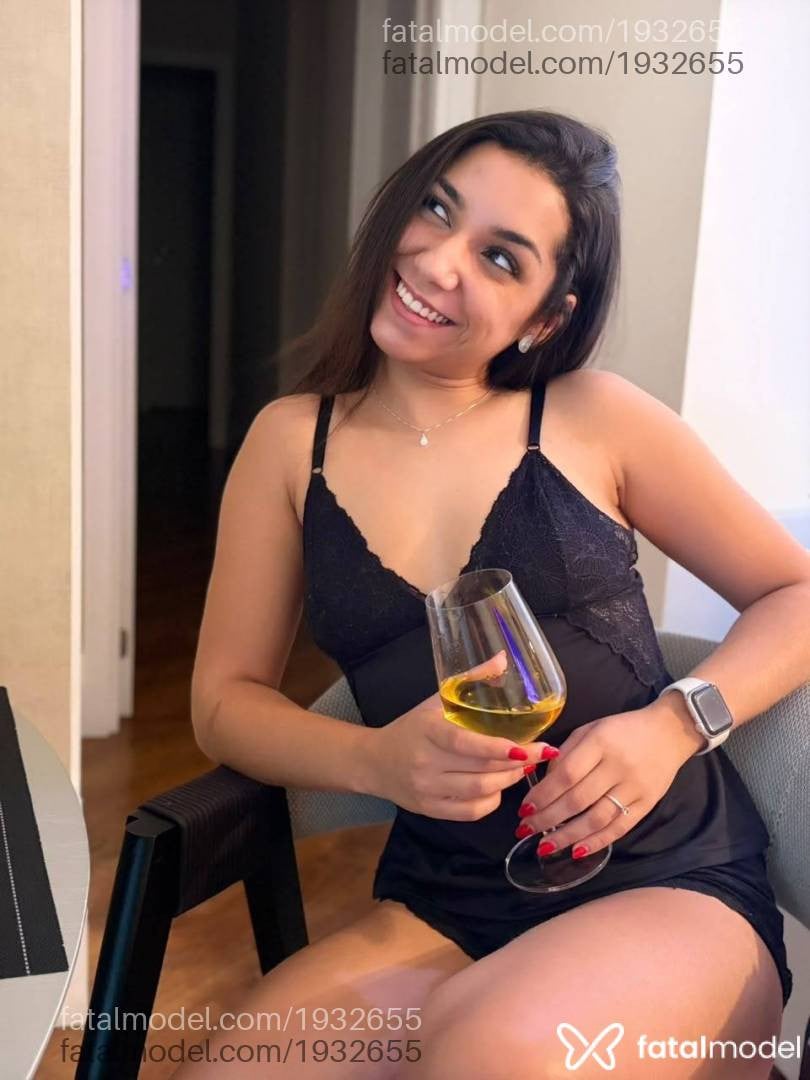 Acompanhante mulher com cabelo castanho de olhos castanhos - Lavínia