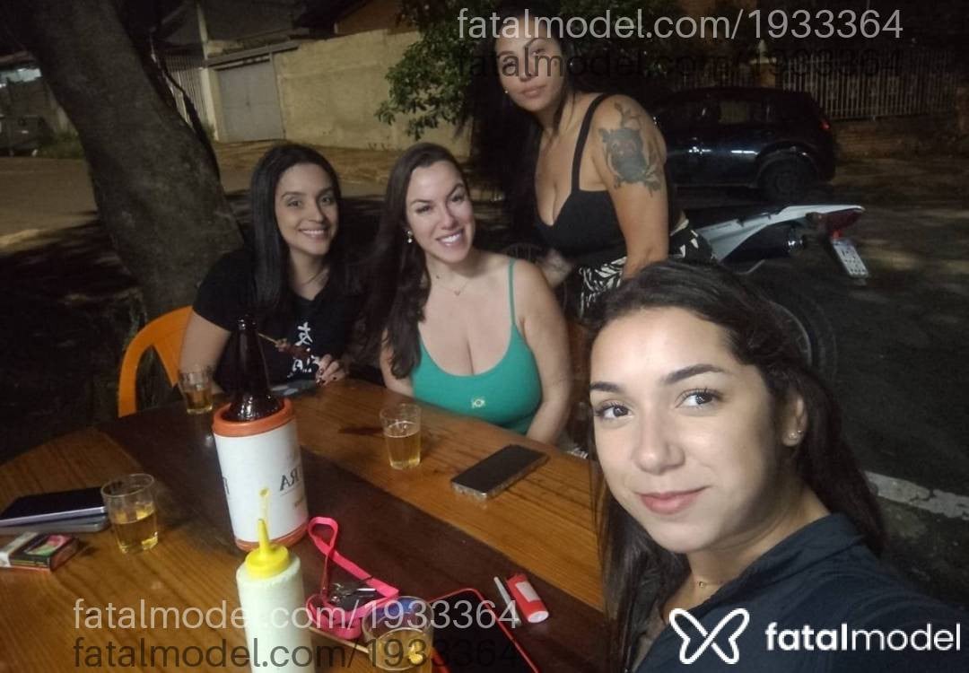 Acompanhante mulher com cabelo castanho de olhos mel - CAROL