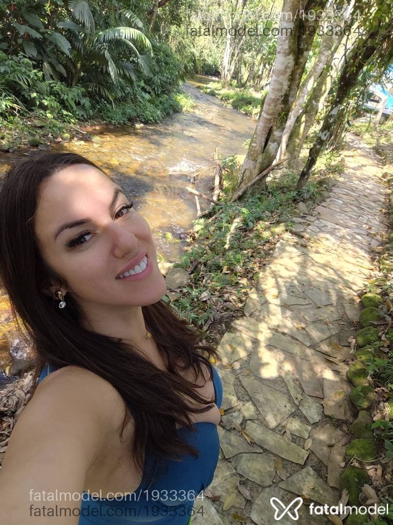 Acompanhante mulher com cabelo castanho de olhos mel - CAROL