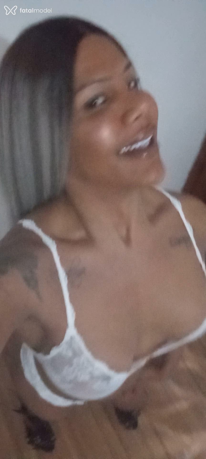 Acompanhante mulher trans loira (o) de olhos castanhos - Samira Shalan