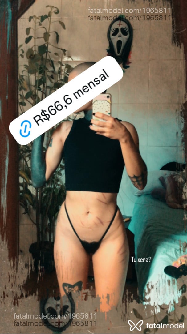 Acompanhante mulher sem cabelo de olhos pretos - Kinky Alien