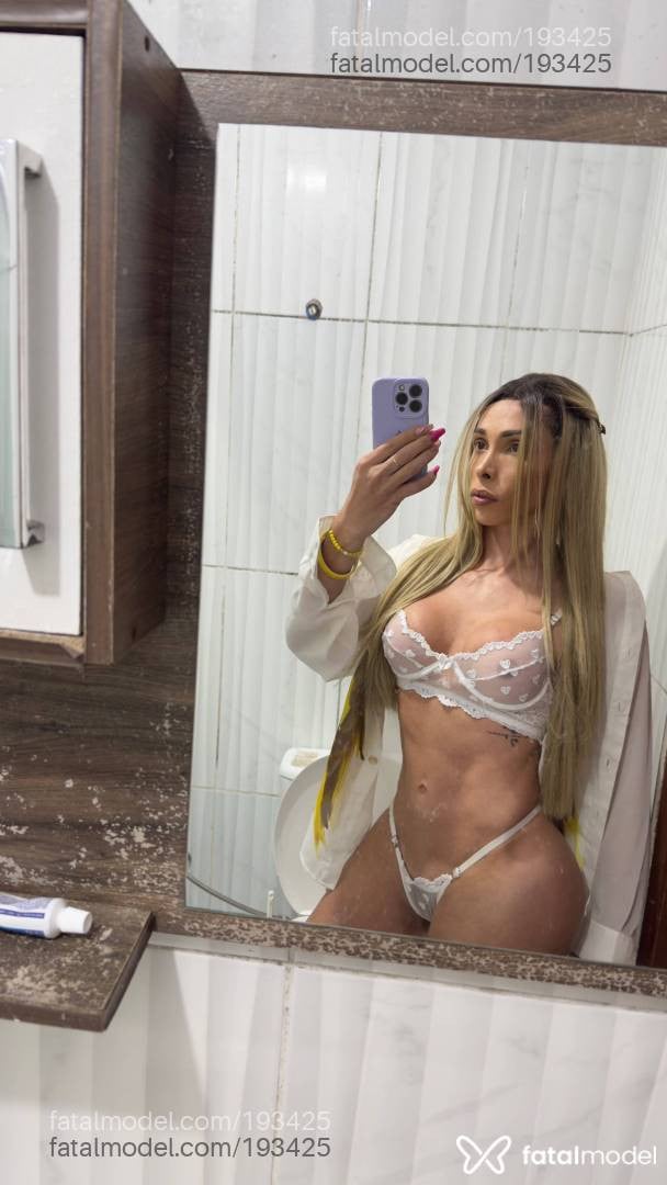 Acompanhante mulher trans loira (o) de olhos castanhos - Nathi