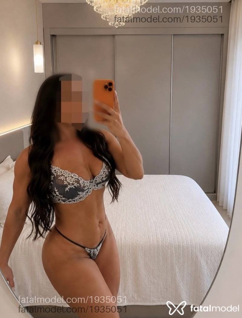 Acompanhante mulher com cabelo castanho de olhos verdes - Gabi Campos