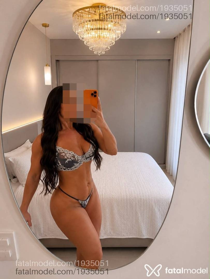 Acompanhante mulher com cabelo castanho de olhos verdes - Gabi Campos