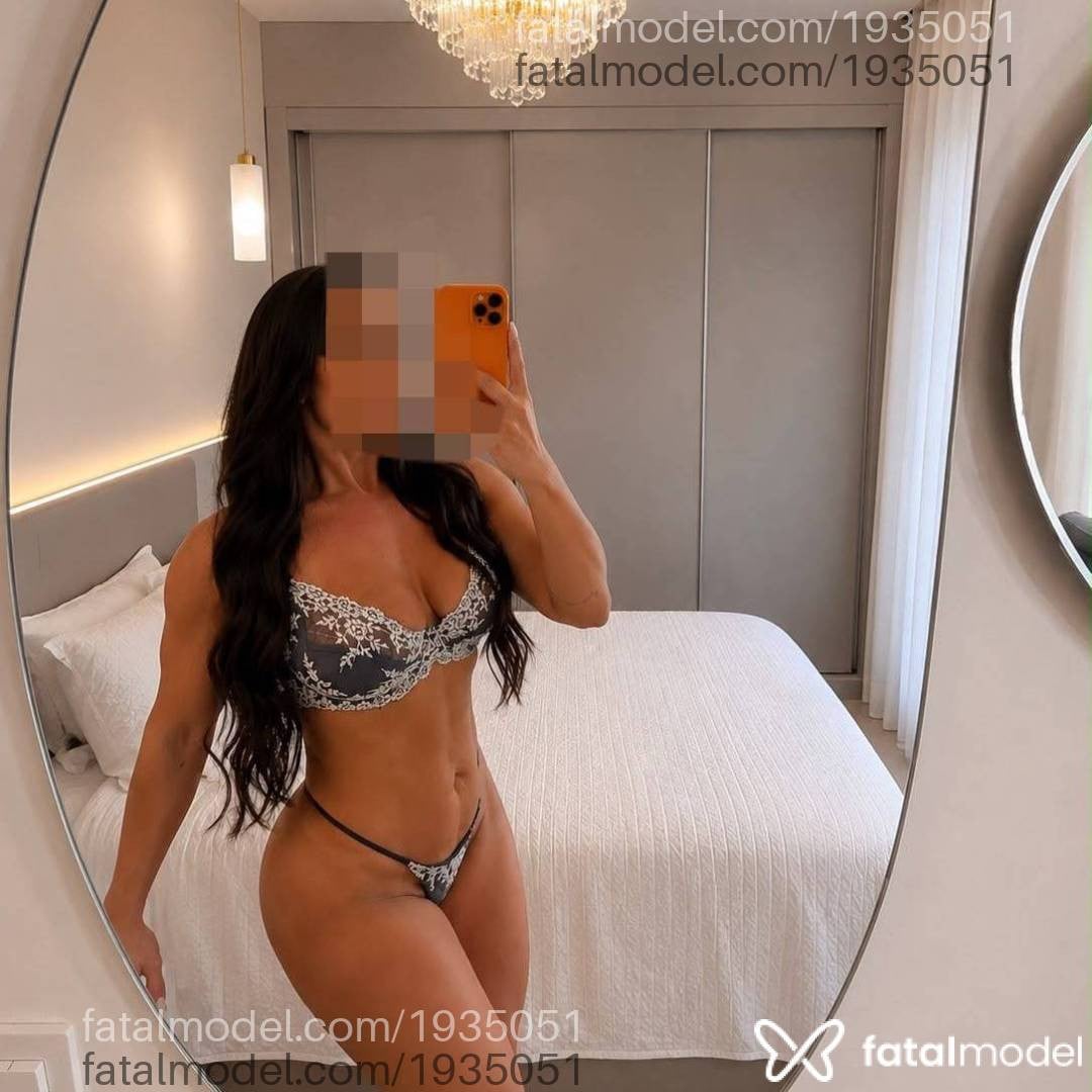 Acompanhante mulher com cabelo castanho de olhos verdes - Gabi Campos