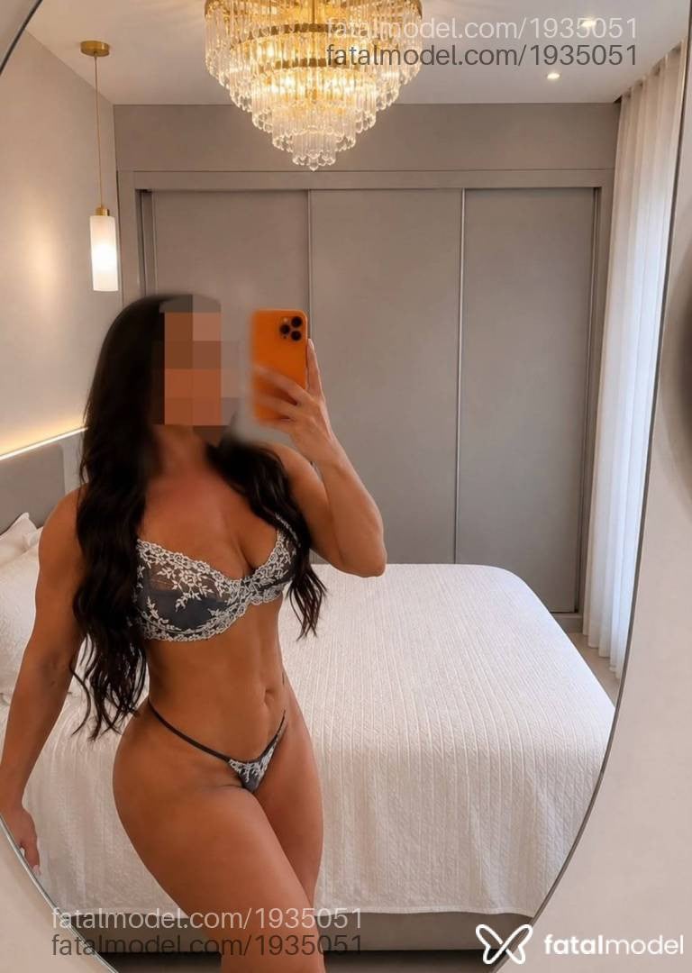 Acompanhante mulher com cabelo castanho de olhos verdes - Gabi Campos