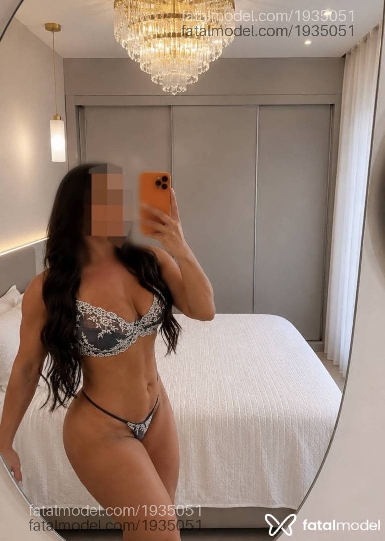 Acompanhante mulher com cabelo castanho de olhos verdes - Gabi Campos