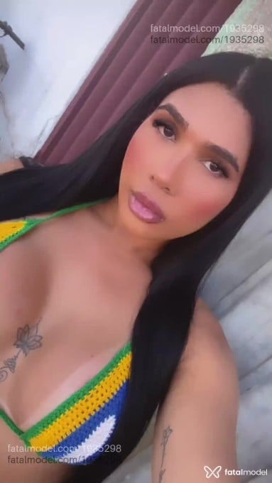 Acompanhante mulher trans morena (o) de olhos pretos - Fefezinha