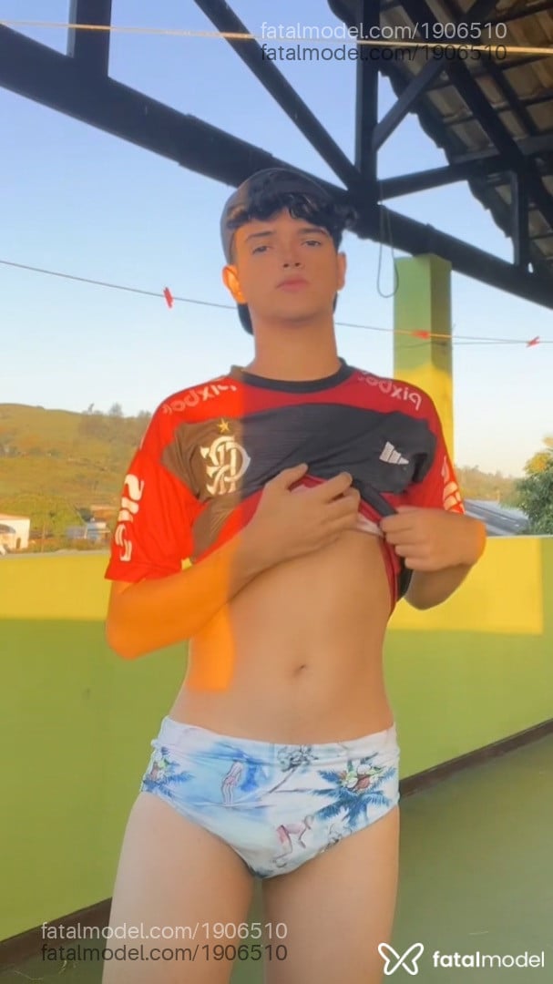 Acompanhante homem com cabelo castanho de olhos castanhos - Santiago silva