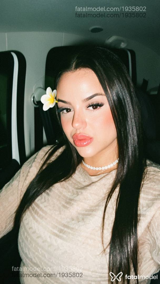 Acompanhante mulher com cabelo castanho de olhos castanhos - Milena