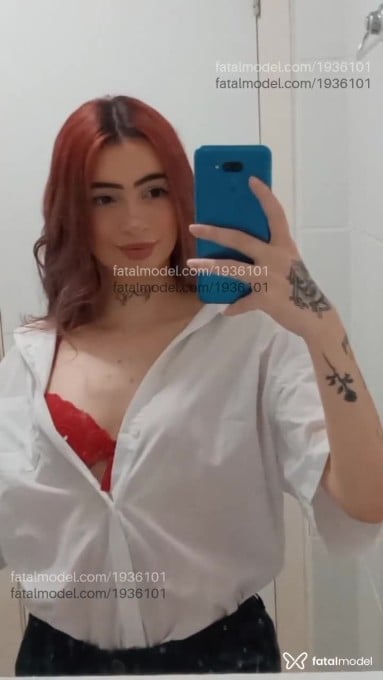 Acompanhante mulher com cabelo colorido de olhos castanhos - Larissa Aveiro