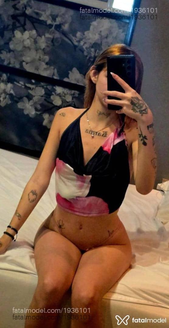 Acompanhante mulher com cabelo colorido de olhos castanhos - Larissa Aveiro