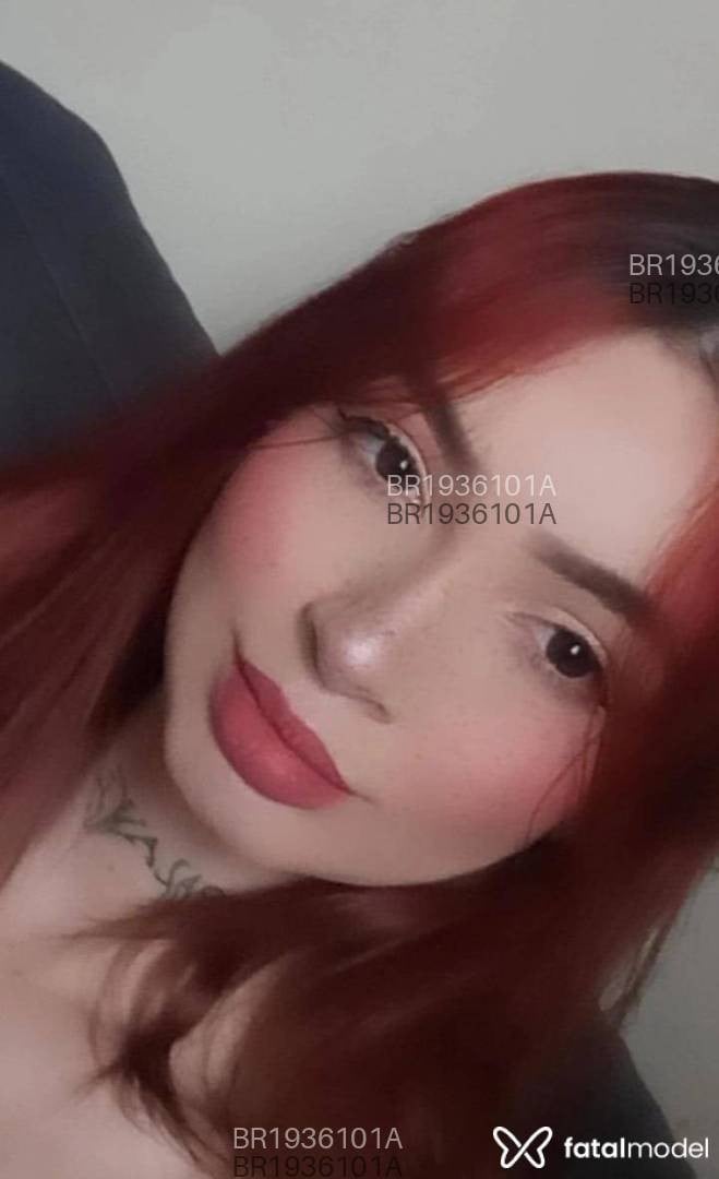Acompanhante mulher com cabelo colorido de olhos castanhos - Larissa Aveiro