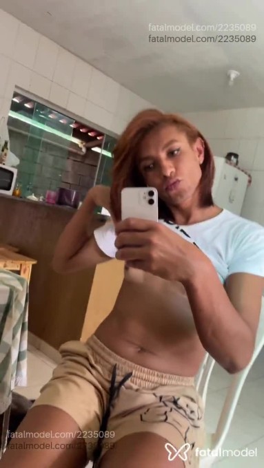 Acompanhante mulher trans com cabelo castanho de olhos mel em Mateus Leme - Rafaela Faria