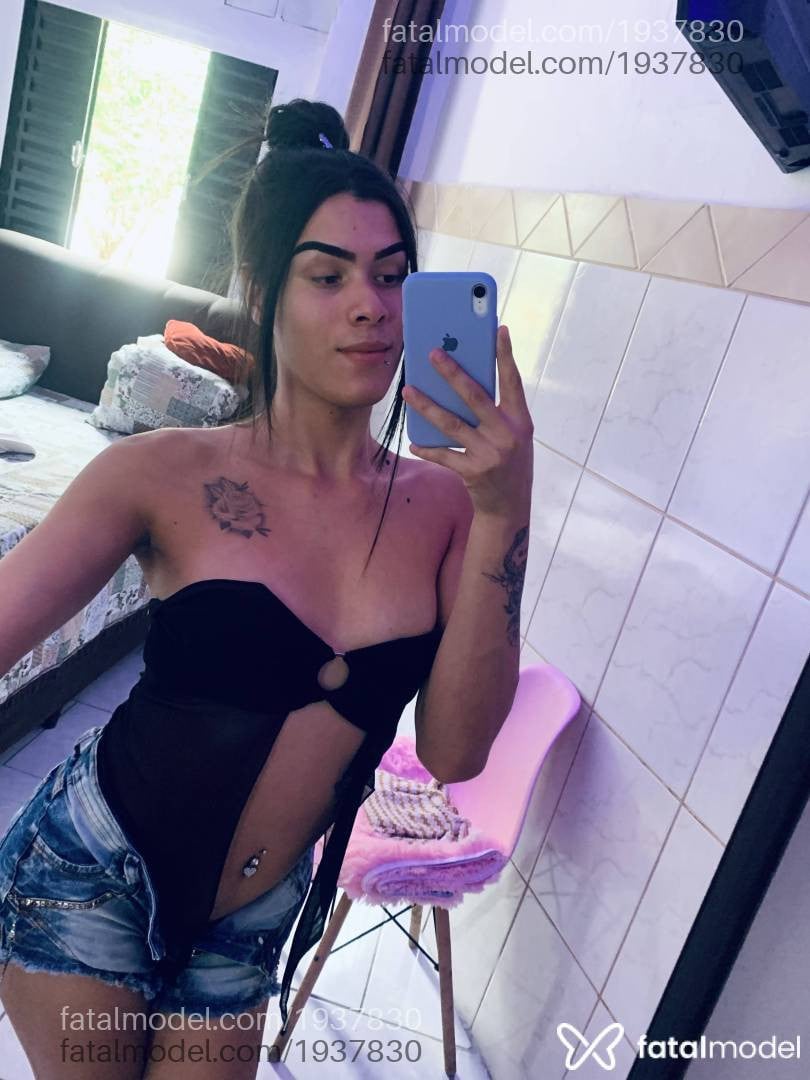 Acompanhante mulher trans com cabelo castanho de olhos pretos - Erica Ayshila
