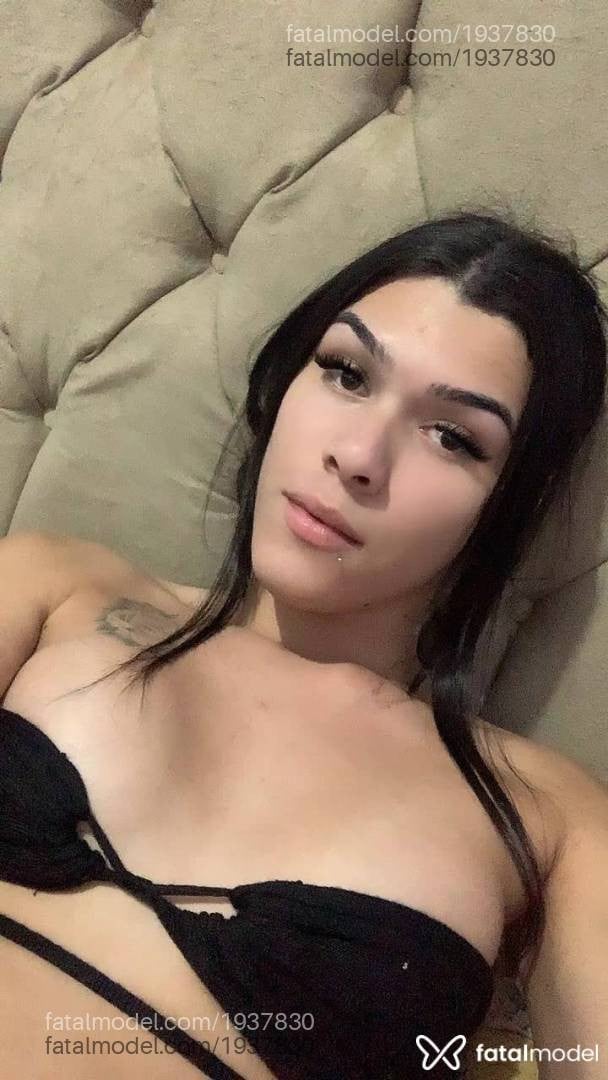 Acompanhante mulher trans com cabelo castanho de olhos pretos - Erica Ayshila