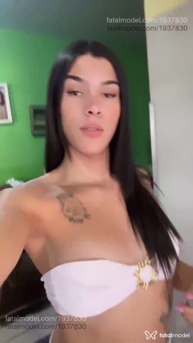 Acompanhante mulher trans com cabelo castanho de olhos pretos em Itapira - Erica Ayshila