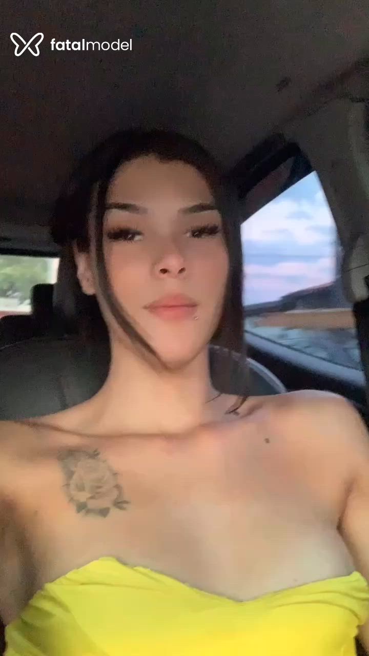 Acompanhante mulher trans com cabelo castanho de olhos pretos - Erica Ayshila